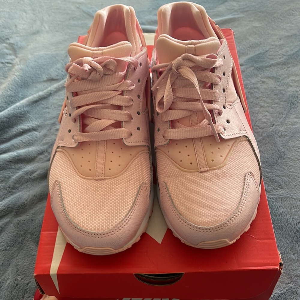Womens pink Nike Huaraches: size 6.5 Y/ 8 W.